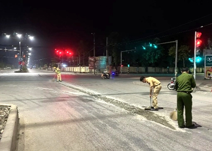 Hình ảnh Đội CSGT Trật tự - Công an huyện Đô Lương thu dọn vật liệu rơi vãi trên đường được người dân ghi lại. Hình ảnh Đội CSGT Trật tự - Công an huyện Đô Lương thu dọn vật liệu rơi vãi trên đường được người dân ghi lại.