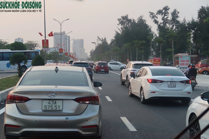 Hàng vạn du khách đổ về phố biển Cửa Lò 'giải nhiệt'- Ảnh 1.