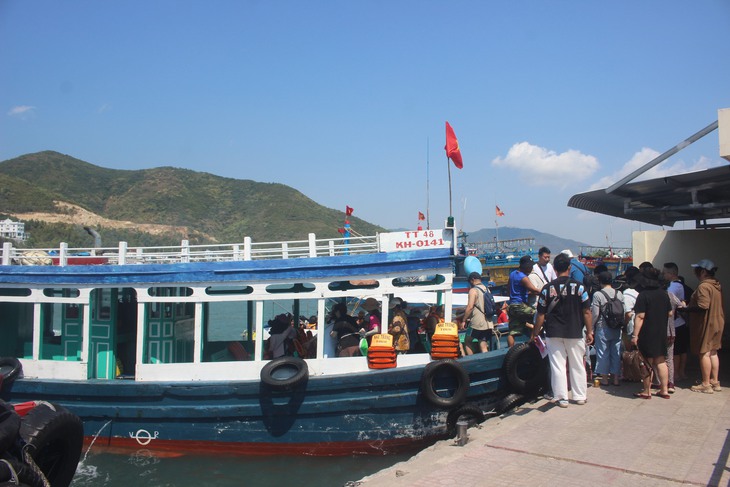 Du khách đổ xô ra biển, đảo ‘giải nhiệt’ dịp nghỉ lễ- Ảnh 7.