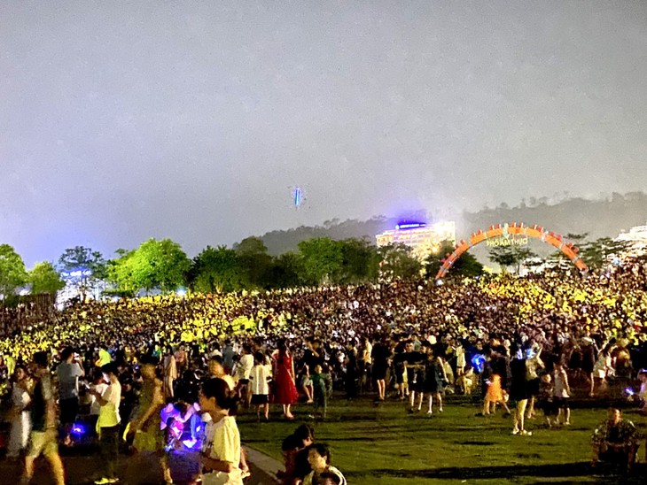 Xử lý nhiều đối tượng bán giấy mời, thẻ đại biểu Carnaval Hạ Long 2024- Ảnh 2.