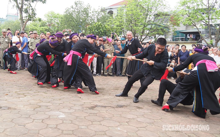Độc đáo trò chơi kéo co cầu bình an của người Tày