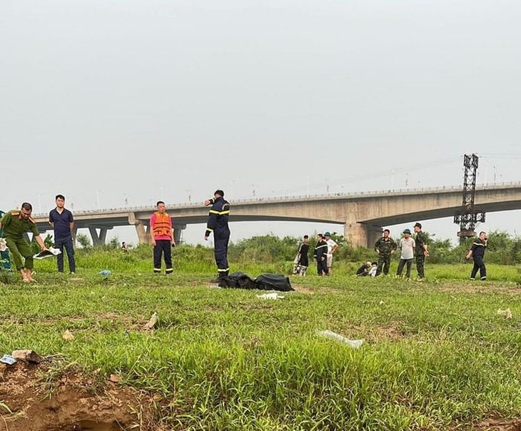 Hai học sinh Hà Nội đuối nước khi bơi sông Hồng