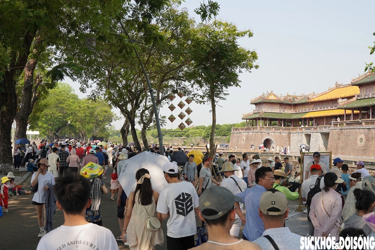Nắng nóng gay gắt, du khách vẫn nườm nượp tham quan di tích Huế- Ảnh 1. Nắng nóng gay gắt, du khách vẫn nườm nượp tham quan di tích Huế- Ảnh 1.