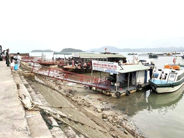 Thực hư vụ nhiều du khách mắc kẹt trên tàu ra đảo Quan Lạn, Quảng Ninh- Ảnh 1.