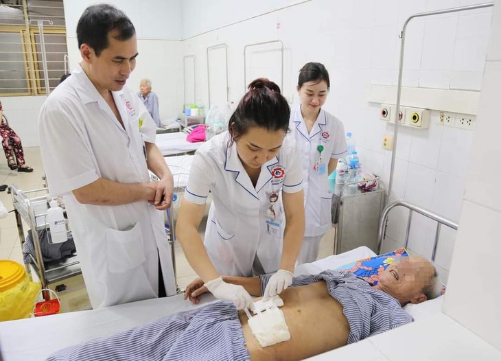 Quảng Ninh: Đau bụng đi khám, phát hiện mảnh xương xuyên thủng ruột- Ảnh 1.