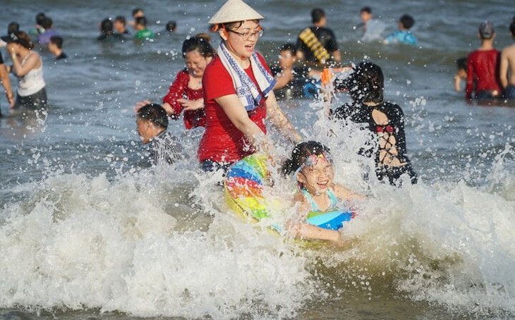 Biển Đông xuất hiện sóng lớn, thận trọng khi tắm biển- Ảnh 2. Biển Đông xuất hiện sóng lớn, thận trọng khi tắm biển- Ảnh 2.