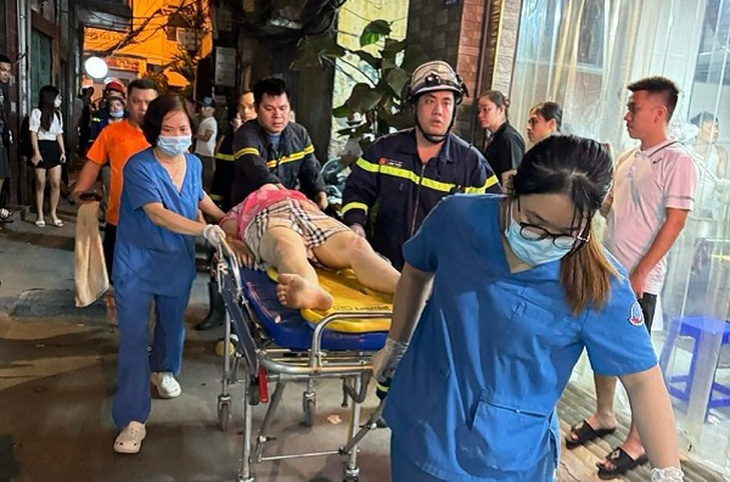 Cứu hộ người phụ nữ định nhảy từ mái nhà xuống đất- Ảnh 1.