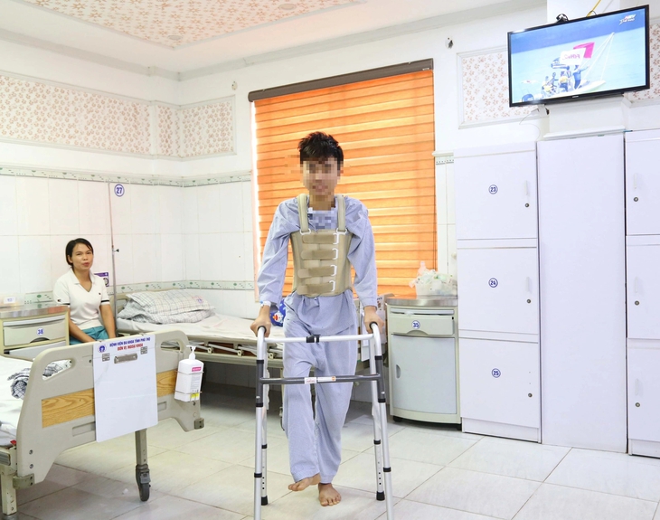 Cứu đôi chân bị liệt do u tủy cho nam thanh niên 19 tuổi- Ảnh 3.