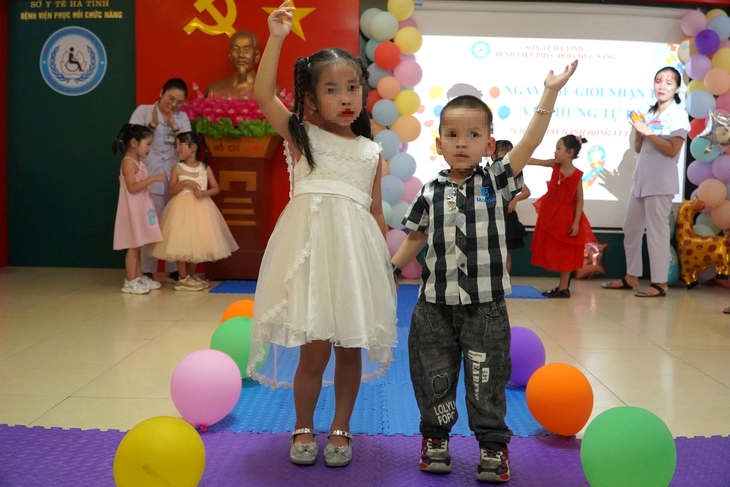 Những suất quà ý nghĩa đến với trẻ tự kỷ- Ảnh 1.