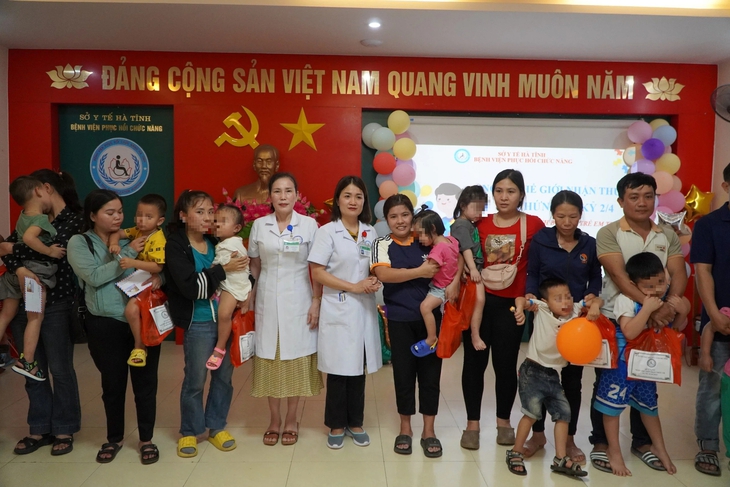 Những suất quà ý nghĩa đến với trẻ tự kỷ- Ảnh 6.