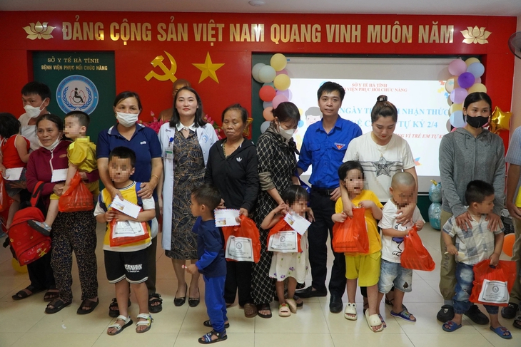 Những suất quà ý nghĩa đến với trẻ tự kỷ- Ảnh 7.