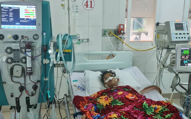 Lọc máu liên tục, thay huyết tương cứu sống cháu bé 12 tuổi nguy kịch