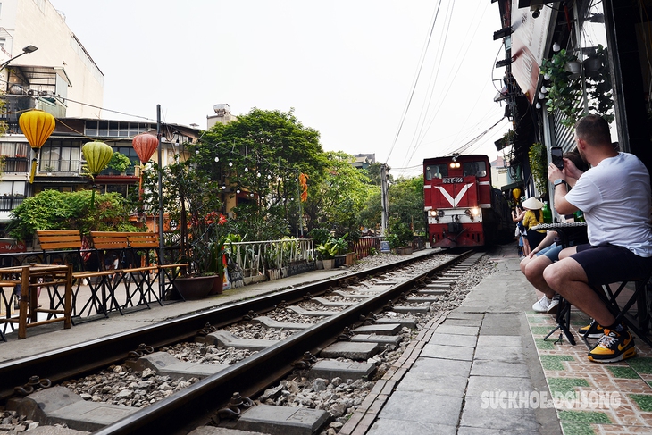 Nhịp sống dọc cây cầu dành cho tàu hỏa giữa Thủ đô- Ảnh 1.