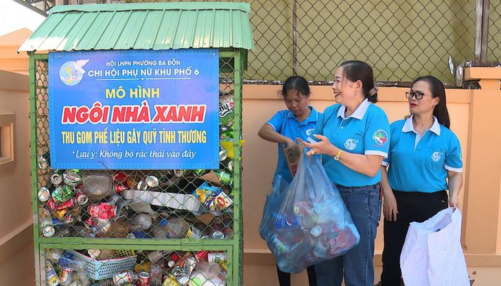 Biến rác thải thành những tấm thẻ bảo hiểm y tế cho người nghèo- Ảnh 4. Biến rác thải thành những tấm thẻ bảo hiểm y tế cho người nghèo- Ảnh 4.