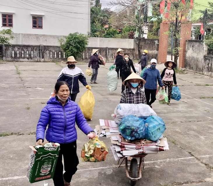 Biến rác thải thành những tấm thẻ bảo hiểm y tế cho người nghèo- Ảnh 2. Biến rác thải thành những tấm thẻ bảo hiểm y tế cho người nghèo- Ảnh 2.
