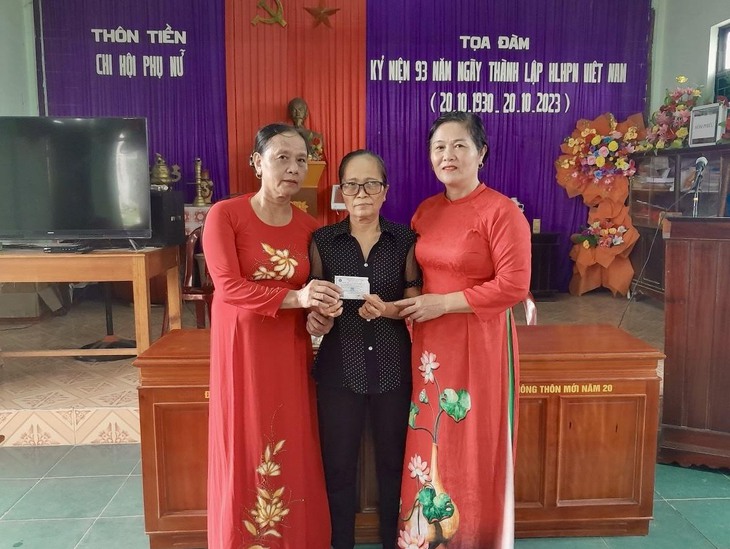 Biến rác thải thành những tấm thẻ bảo hiểm y tế cho người nghèo- Ảnh 1. Biến rác thải thành những tấm thẻ bảo hiểm y tế cho người nghèo- Ảnh 1.