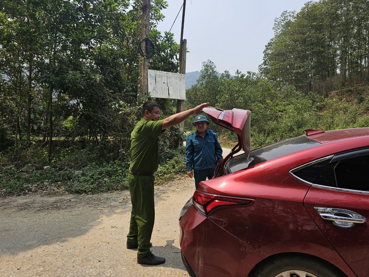 Hơn 400 cảnh sát phong tỏa rừng sến, vây bắt phạm nhân vượt ngục- Ảnh 2.