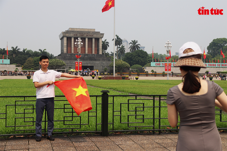 Dòng người xếp hàng dài vào Lăng Bác Hồ trong ngày nghỉ Lễ 30/4- Ảnh 10.