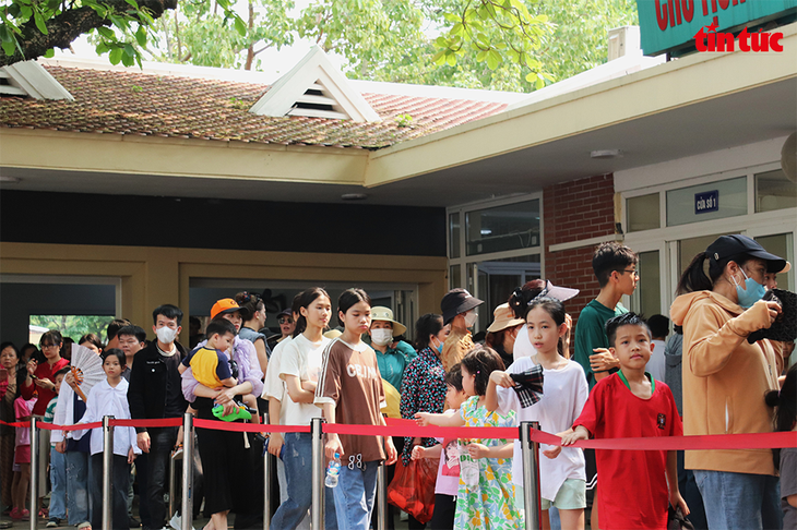 Dòng người xếp hàng dài vào Lăng Bác Hồ trong ngày nghỉ Lễ 30/4- Ảnh 3.