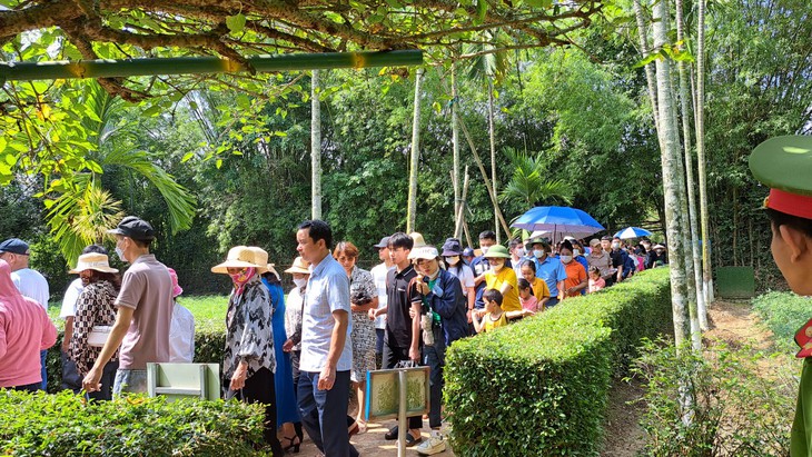 Hàng vạn du khách về thăm quê Bác dịp lễ 30/4- Ảnh 2.