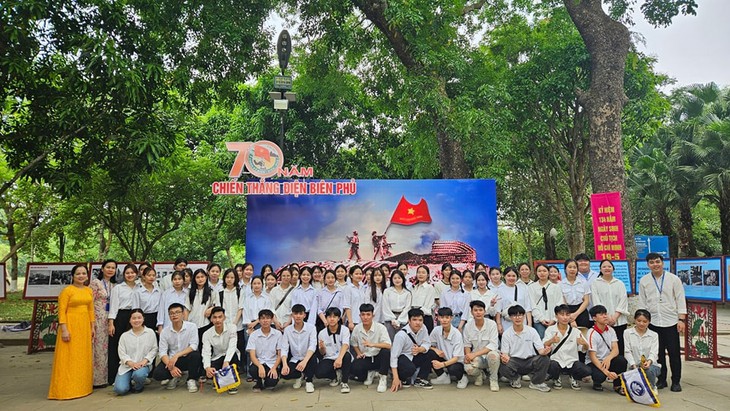 Hàng vạn du khách về thăm quê Bác dịp lễ 30/4- Ảnh 3.
