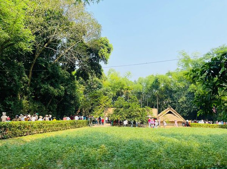 Hàng vạn du khách về thăm quê Bác dịp lễ 30/4- Ảnh 1.