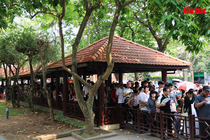 Dòng người xếp hàng dài vào Lăng Bác Hồ trong ngày nghỉ Lễ 30/4- Ảnh 6.