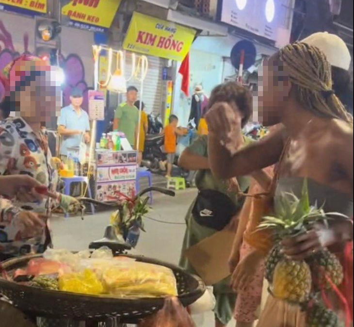 Xử lý người bán hàng rong 'chặt chém' du khách nước ngoài 500.000 đồng cho 3 quả dứa- Ảnh 1. Xử lý người bán hàng rong 'chặt chém' du khách nước ngoài 500.000 đồng cho 3 quả dứa- Ảnh 1.