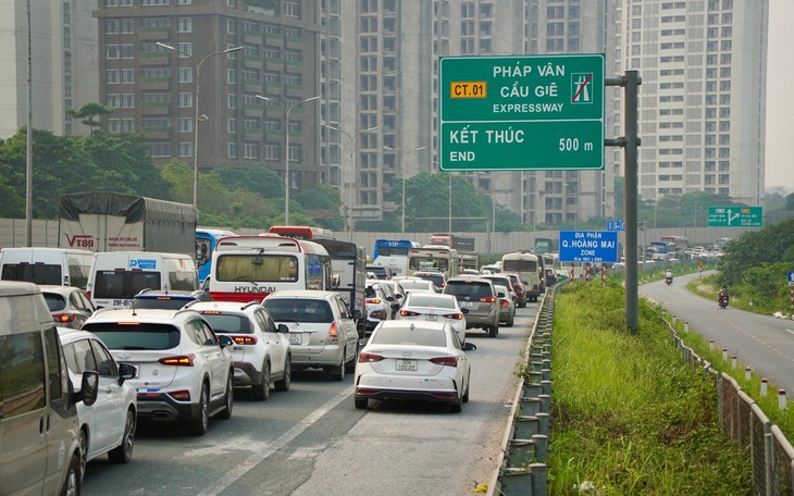 Kết thúc nghỉ lễ sớm, phương tiện "rồng rắn" nối đuôi nhau quay lại Thủ đô