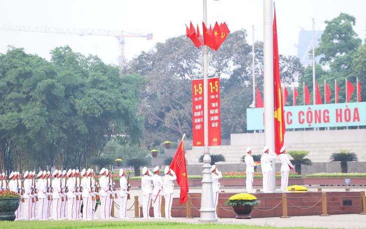 Xúc động Lễ thượng cờ trước Lăng Bác trong ngày 30/4 lịch sử