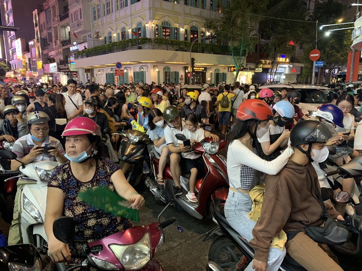 Pháo hoa rực sáng bầu trời TPHCM trong đêm Kỷ niệm Giải phóng miền Nam- Ảnh 6.