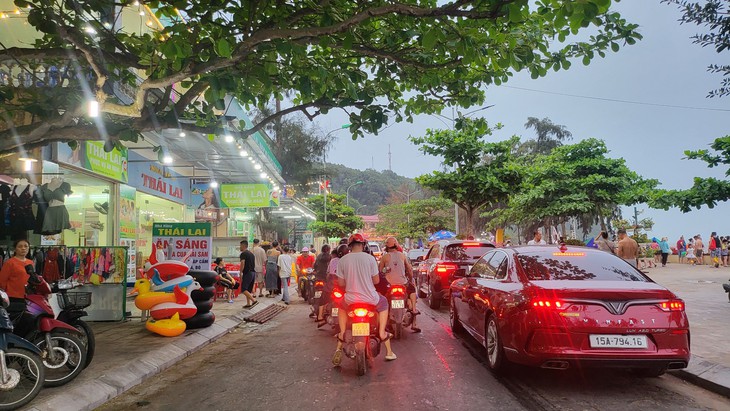 Du khách ùn ùn đổ về tắm biển, Đồ Sơn đông nghẹt ngày nghỉ lễ- Ảnh 1.