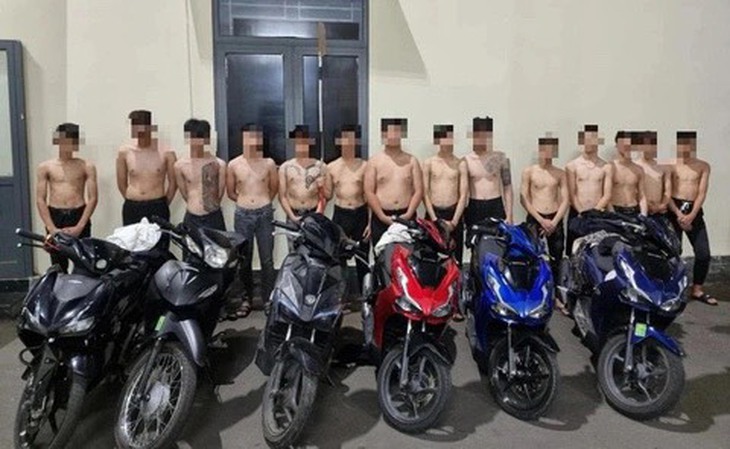 Truy bắt nhóm thanh thiếu niên vác dao đuổi đánh nhau náo loạn đường phố- Ảnh 1. Truy bắt nhóm thanh thiếu niên vác dao đuổi đánh nhau náo loạn đường phố- Ảnh 1.