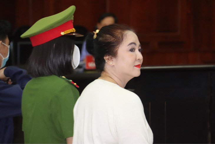 Nguyễn Phương Hằng được áp giải đến phiên tòa phúc thẩm- Ảnh 1.