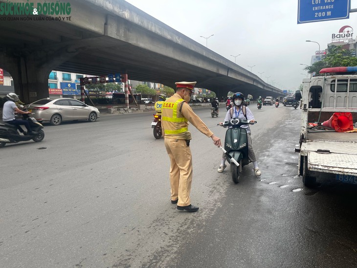 CSGT ra quân xử lý nhiều học sinh vi phạm giao thông ở Hà Nội- Ảnh 1.
