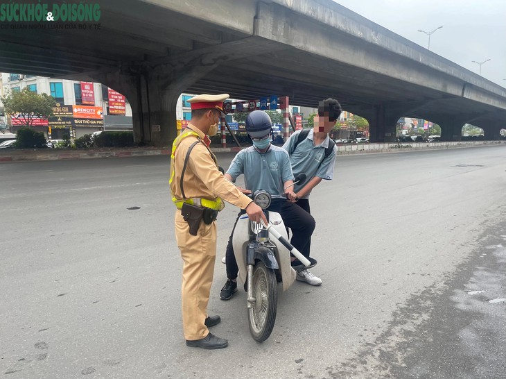 CSGT ra quân xử lý nhiều học sinh vi phạm giao thông ở Hà Nội- Ảnh 2.