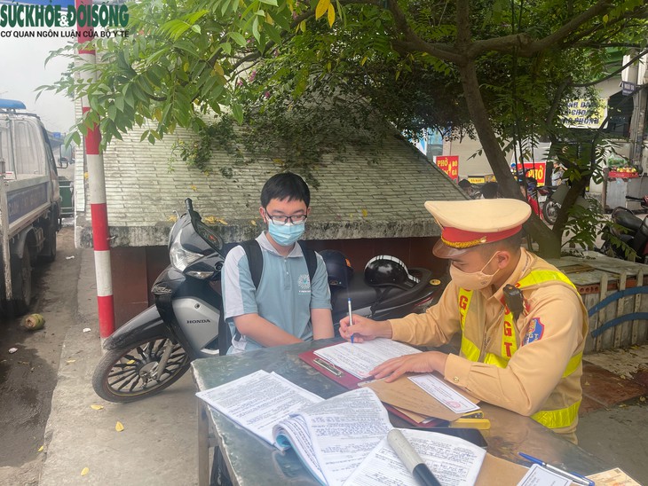 CSGT ra quân xử lý nhiều học sinh vi phạm giao thông ở Hà Nội- Ảnh 4.