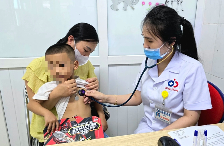 Khám phát hiện các bất thường ở trẻ. Khám phát hiện các bất thường ở trẻ.