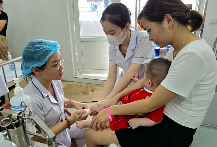 Thời tiết nắng nóng như hiện nay, số lượng bệnh nhi mắc các bệnh về hô hấp, tiêu hóa tăng cao. Thời tiết nắng nóng như hiện nay, số lượng bệnh nhi mắc các bệnh về hô hấp, tiêu hóa tăng cao.