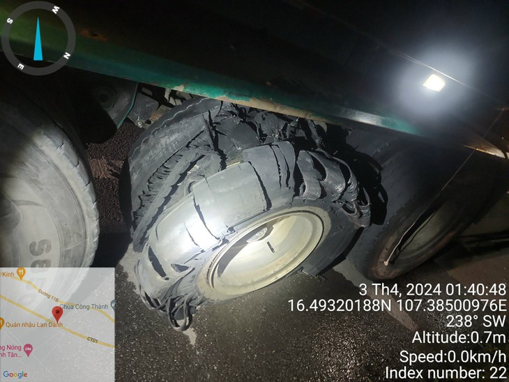 Loạt xe ô tô nổ lốp trên cao tốc Cam Lộ - La Sơn- Ảnh 4.