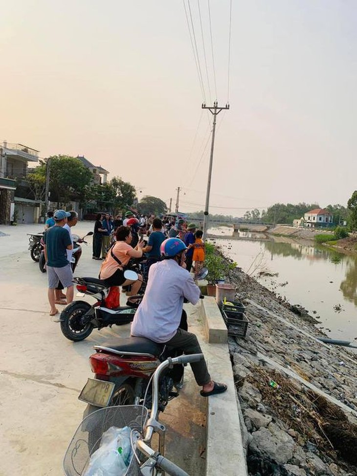 Phát hiện thi thể người phụ nữ mất tích 1 ngày trước dưới sông- Ảnh 1. Phát hiện thi thể người phụ nữ mất tích 1 ngày trước dưới sông- Ảnh 1.