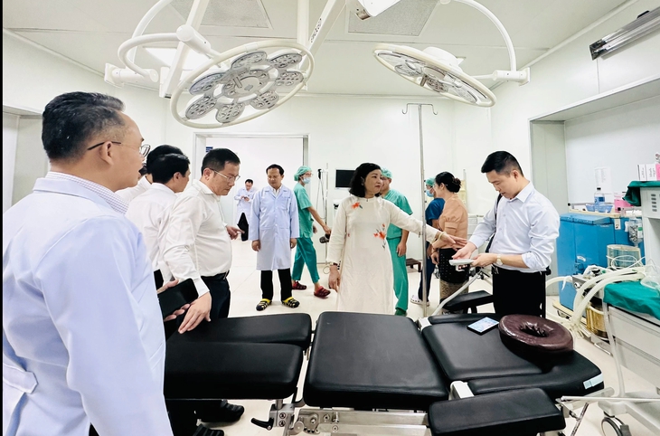 Lãnh đạo ngành Y tế Nghệ An tham quan hệ thống trang thiết bị, cơ sở vật chất Bệnh viện Hữu nghị Lào - Việt Nam tỉnh Xiêng Khoảng. Ảnh: Trung Thành.