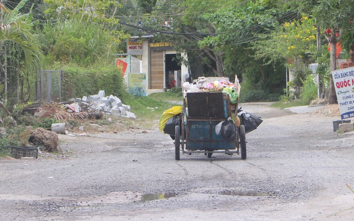 Người dân khổ sở sống bên con đường xuống cấp, nắng bụi mưa ngập