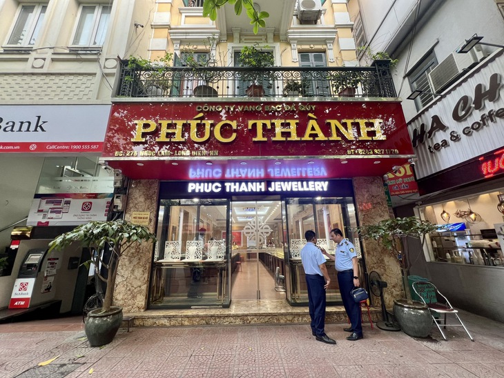 3 cửa hàng vàng bạc ở Hà Nội bày bán công khai hàng ngàn sản phẩm nữ trang có dấu hiệu giả thương hiệu- Ảnh 1.