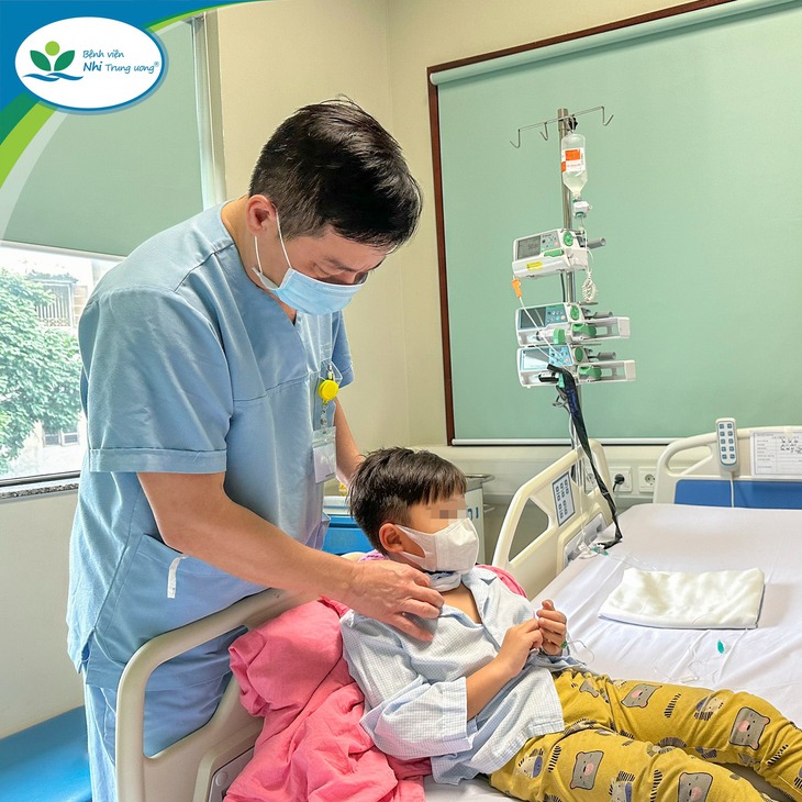 Cứu bé trai 7 tuổi vỡ khí quản, nguy kịch vì ngã vào kệ tivi- Ảnh 2.