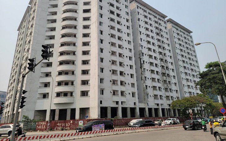 Diện mạo bất ngờ dự án nhà tái định cư bỏ hoang nhiều năm trên 'đất vàng' Hà Nội- Ảnh 5. Nhà tái định cư dở dang hàng chục năm trên ‘đất vàng’ quận Cầu Giấy