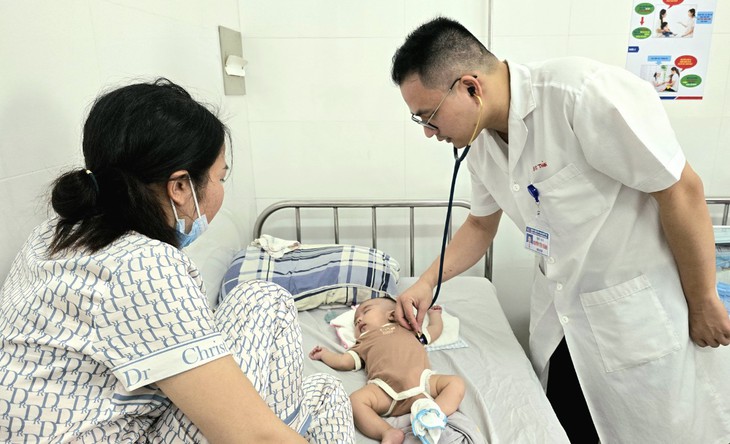Thời điểm trưa ngày 4/4, khoa Hô hấp đang điều trị cho khoảng 130 bệnh nhân. Thời điểm trưa ngày 4/4, khoa Hô hấp đang điều trị cho khoảng 130 bệnh nhân.