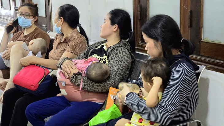 Cần đưa trẻ đi khám khi có các biểu hiện bất thường, không tự ý mua thuốc điều trị ở nhà sẽ khiến bệnh càng nặng thêm. Cần đưa trẻ đi khám khi có các biểu hiện bất thường, không tự ý mua thuốc điều trị ở nhà sẽ khiến bệnh càng nặng thêm.