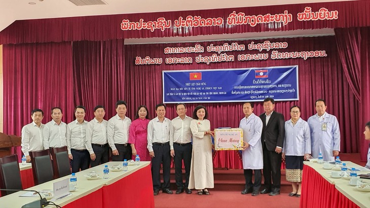 Đoàn công tác Sở Y tế Nghệ An tặng quà cho Bệnh Đa khoa Xiêng Khoảng (Lào).