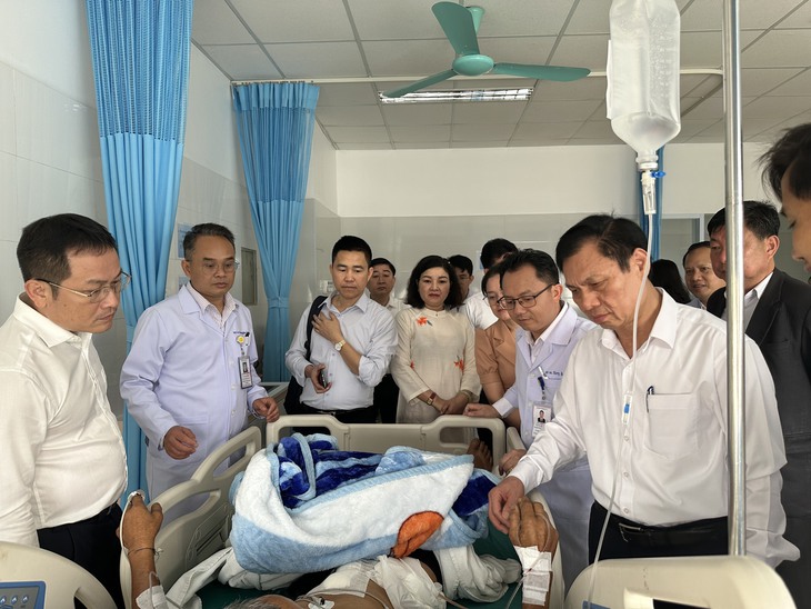 Lãnh đạo ngành y tế Nghệ An thăm hỏi bệnh nhân đang điều trị tại Bệnh viện Đa khoa tỉnh Xiêng Khoảng. Ảnh: Trung Thành.